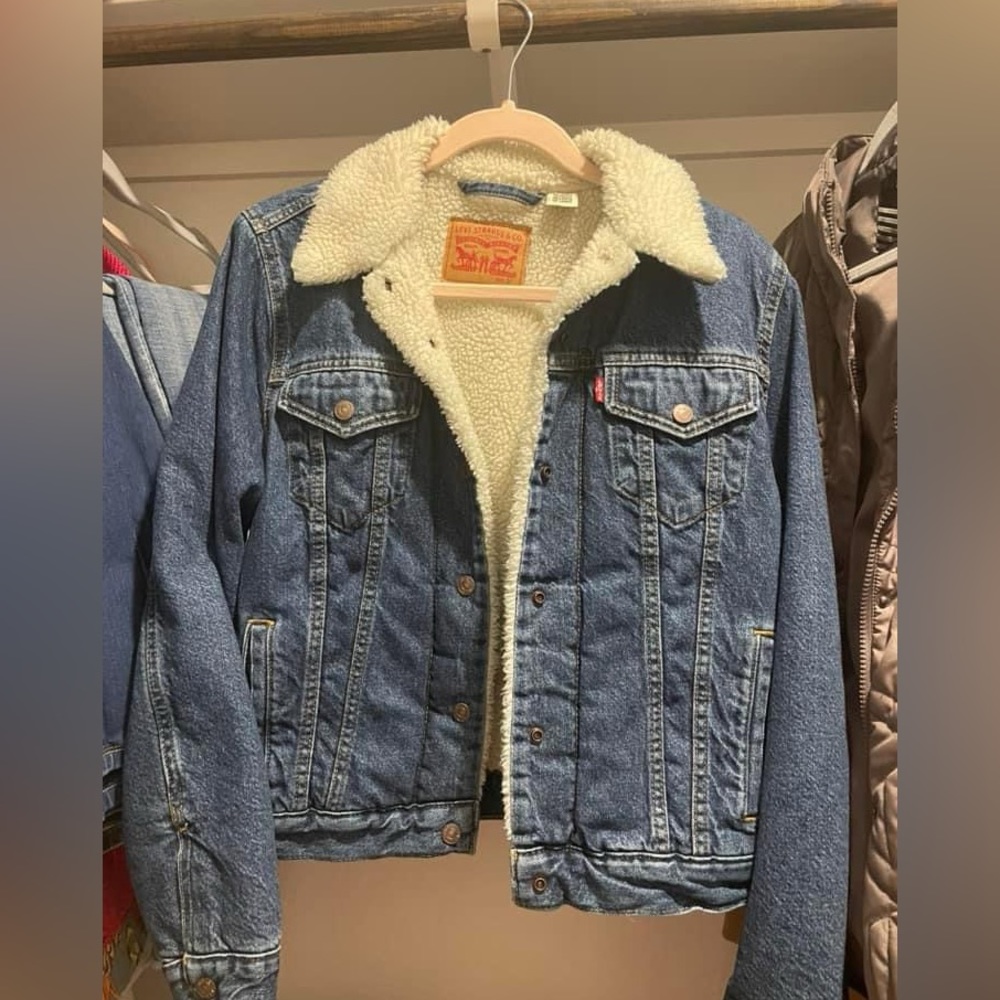 NWOT Women Levi’s denim jacket